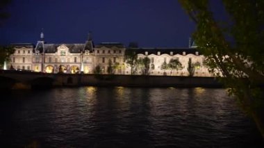 Paris, Fransa, Louvre Müzesi şehir ışıkları. Yüksek kalite 4k görüntü