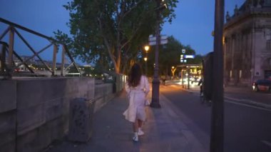 Paris, Fransa, akşam kentinde yürüyen kız. Yüksek kalite 4k görüntü