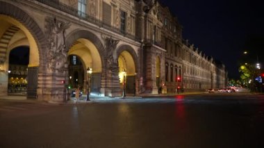 Paris, Fransa, Louvre Müzesi şehir ışıkları. Yüksek kalite 4k görüntü