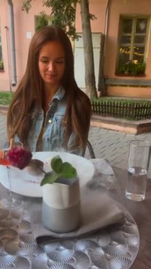 Restoranda muhteşem bir servis. Kız bizi izliyor. Yüksek kaliteli FullHD görüntüler