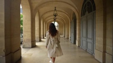 Paris, şehrin sokaklarında bir kız yürüyor. Yüksek kalite 4k görüntü