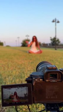 Açık hava blogcusu bölümü kameraya kaydediyor. Yüksek kalite 4k görüntü