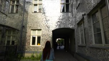 Polonyalı bir kızın yürüdüğü Lodz 'daki bir evin aynalı duvarları. Yüksek kalite 4k görüntü