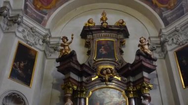 Prag 'daki St. Georges Bazilikası' nda ikon ve iç mekan. Yüksek kalite 4k görüntü