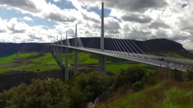 Viaduc de Millau mavi gökyüzü yakınlarındaki bölgenin genel görünümü. Yüksek kalite 4k görüntü