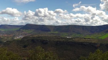 Viaduc de Millau mavi gökyüzü yakınlarındaki bölgenin genel görünümü. Yüksek kalite 4k görüntü