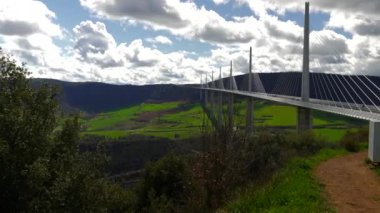 Viaduc de Millau mavi gökyüzü yakınlarındaki bölgenin genel görünümü. Yüksek kalite 4k görüntü
