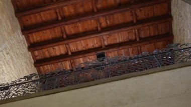 Prag 'daki Aziz Georges Bazilikası' nın ahşap tavanı. Yüksek kalite 4k görüntü