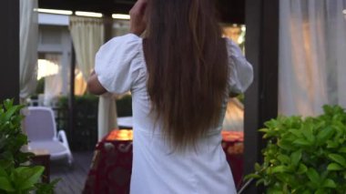 Beyazlı bir kız çardaktan çıkıyor. Yüksek kalite 4k görüntü