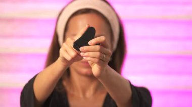 Kız, Gua Sha 'yı kameraya çekiyor. Yüksek kalite 4k görüntü
