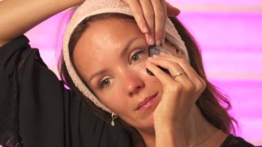 Yüz yogası uzmanı Gua Sha ile yüz masajı yapıyor. Yüksek kalite 4k görüntü