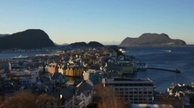 Dağın tepesinden şehrin panoramik manzarası. Norveç. Alesund. Yüksek kalite 4k görüntü