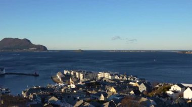 Dağın tepesinden şehrin panoramik manzarası. Norveç. Alesund. Yüksek kalite 4k görüntü