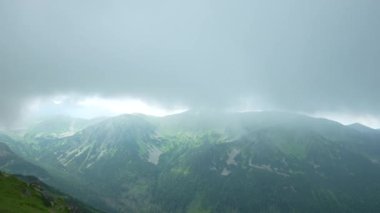 Kasperowy Wierch 'e doğru yürü. Zakopane, Polonya ve bulutların sisinde panoramik manzara. Yüksek kalite 4k görüntü