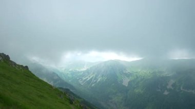 Kasperowy Wierch 'e doğru yürü. Zakopane, Polonya ve bulutların sisinde panoramik manzara. Yüksek kalite 4k görüntü