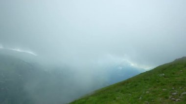 Kasprowy Wierch. Zakopane, Polonya ve bulutların sisinde panoramik manzara. Yüksek kalite 4k görüntü