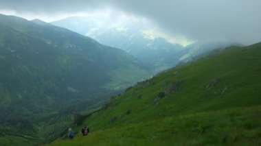 Kasperowy Wierch 'e doğru yürü. Zakopane, Polonya ve bulutların sisinde panoramik manzara. Yüksek kalite 4k görüntü