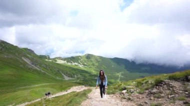 Kız patikaya tırmanıyor, Polonya, Zakopane. Kasprowy Wierch . Yüksek kaliteli FullHD görüntüler