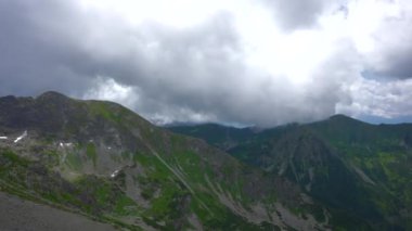 Yukarıdan panoramik manzara, Polonya, Zakopane. Kasprowy Wierch. Yüksek kaliteli FullHD görüntüler