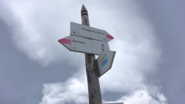 Bulutların üstündeki yol işaretleri, Polonya, Zakopane. Kasperowy Verkh. Yüksek kaliteli FullHD görüntüler