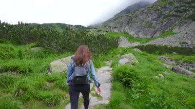 Kız patikaya tırmanıyor, Polonya, Zakopane. Kasprowy Wierch . Yüksek kaliteli FullHD görüntüler