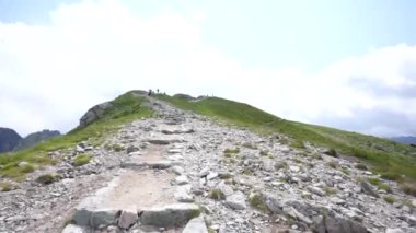 Zirveye giden yol, Polonya, Zakopane. Kasperowy Wierch. Yüksek kaliteli FullHD görüntüler