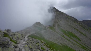 Zirveye giden yol, Polonya, Zakopane. Kasperowy Wierch. Yüksek kaliteli FullHD görüntüler