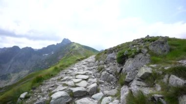 Zirveye giden yol, Polonya, Zakopane. Kasperowy Wierch. Yüksek kaliteli FullHD görüntüler