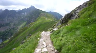 Zirveye giden yol, Polonya, Zakopane. Kasperowy Wierch . Yüksek kaliteli FullHD görüntüler