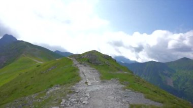 İz. Zakopane, Polonya Kasprowy Wierch ve bulutların sisinde panoramik manzara. Yüksek kalite 4k görüntü
