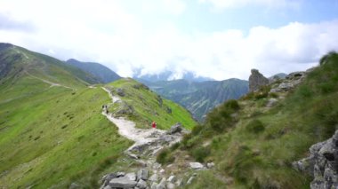 Zirveye giden yol, Polonya, Zakopane. Kasperowy Wierch . Yüksek kaliteli FullHD görüntüler