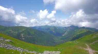 Üstte telefonu olan bir kız. Zakopane, bulutların sisinde panoramik manzara. Yüksek kalite 4k görüntü