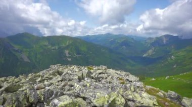 Üstte telefonu olan bir kız. Zakopane, bulutların sisinde panoramik manzara. Yüksek kalite 4k görüntü