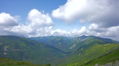 İz. Zakopane, Polonya Kasprowy Wierch ve bulutların sisinde panoramik manzara. Yüksek kalite 4k görüntü