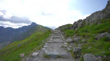 İz. Zakopane, Polonya Kasprowy Wierch ve bulutların sisinde panoramik manzara. Yüksek kalite 4k görüntü