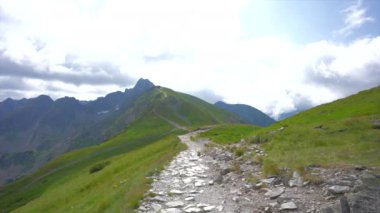 İz. Zakopane, Polonya Kasprowy Wierch ve bulutların sisinde panoramik manzara. Yüksek kalite 4k görüntü