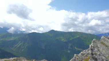 Üstte telefonu olan bir kız. Zakopane, bulutların sisinde panoramik manzara. Yüksek kalite 4k görüntü