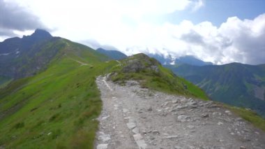 İz. Zakopane, Polonya ve bulutların sisinde panoramik manzara. Yüksek kalite 4k görüntü