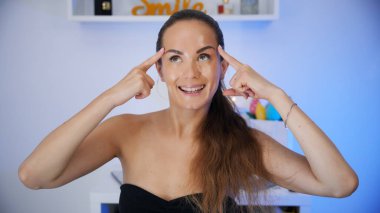 Güzellik blogcusu duygularını gösteriyor. Poster için. Yüksek kalite fotoğraf