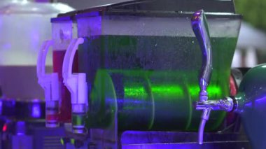 Bar kokteyl tankı. İçecekle yeşil kokteyli karıştır. Yüksek kalite 4k görüntü