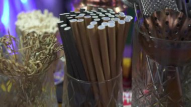 Dekorasyon için bar niteliği ve kız eli. Yüksek kalite 4k görüntü