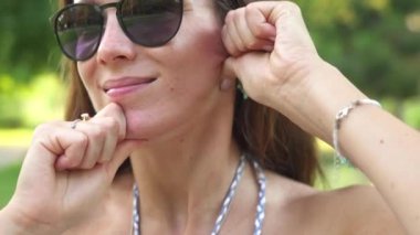 Çene Çizgisi Yüzlü Yoga Egzersiz Kızı 'nın doğada yakın planda ne işi var? Yüksek kalite 4k görüntü