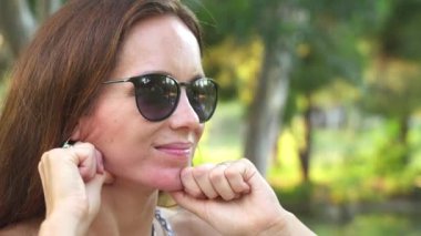 Çene Çizgisi Yüzlü Yoga Egzersiz Kızı 'nın doğada yakın planda ne işi var? Yüksek kalite 4k görüntü