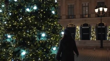 Paris, Fransa Vendome Sarayı 11: 12: 2022 Kız Noel 'de şehirde dolaşıyor. Yüksek kalite 4k görüntü