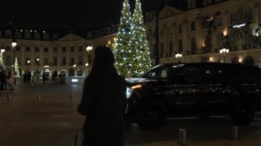 Paris, Fransa Vendome Sarayı 11: 12: 2022 Kız Noel 'de şehirde dolaşıyor. Yüksek kalite 4k görüntü