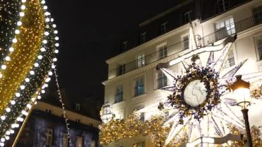 Paris, Fransa 11: 12: 2022 Yeni Yıl Hıristiyan Dior mağazası ve onun Noel tarzı. Yüksek kalite 4k görüntü
