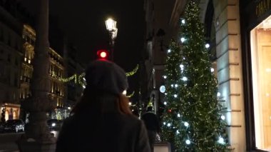 Paris, Fransa Vendome Sarayı 11: 12: 2022 Kız Noel 'de şehirde dolaşıyor. Yüksek kalite 4k görüntü