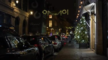 Paris, Fransa Saint-Honore St. 11: 12: 2022 Noel 'de şehirde yürüyüş. Yüksek kalite 4k görüntü