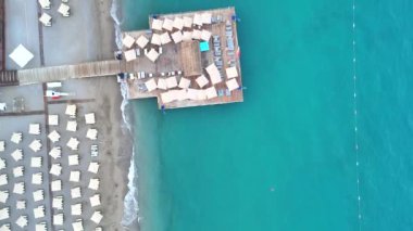 Antalya, Türkiye 'deki boş plaj. İyi akşamlar, kuş bakışı dağlardan. Yüksek kalite 4k görüntü