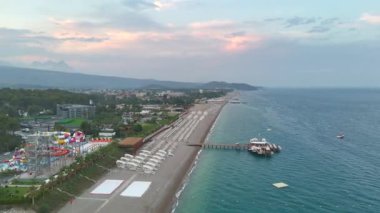 Antalya, Türkiye 'deki boş plaj. İyi akşamlar, kuş bakışı dağlardan. Yüksek kalite 4k görüntü